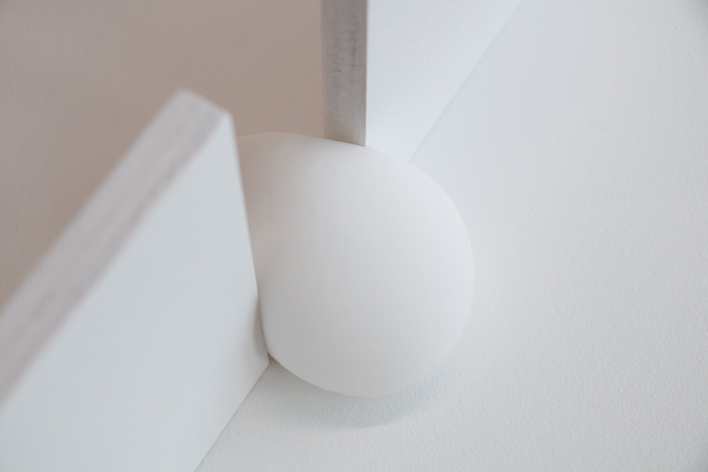 展示風景の写真。柔らかい球体が壁を乗り越えようとしている。