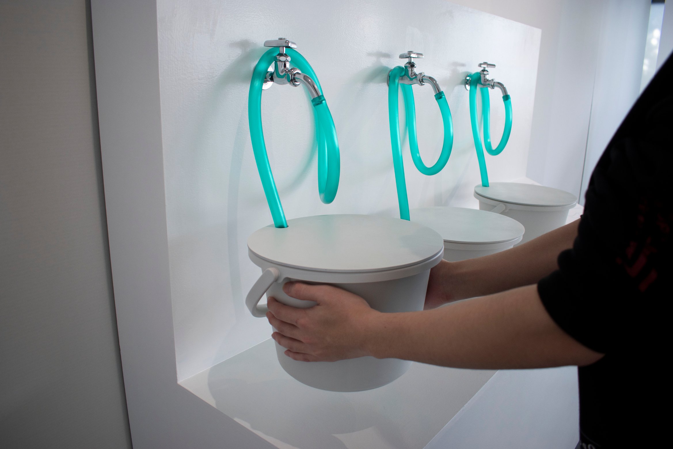 バケツを持ち上げている写真