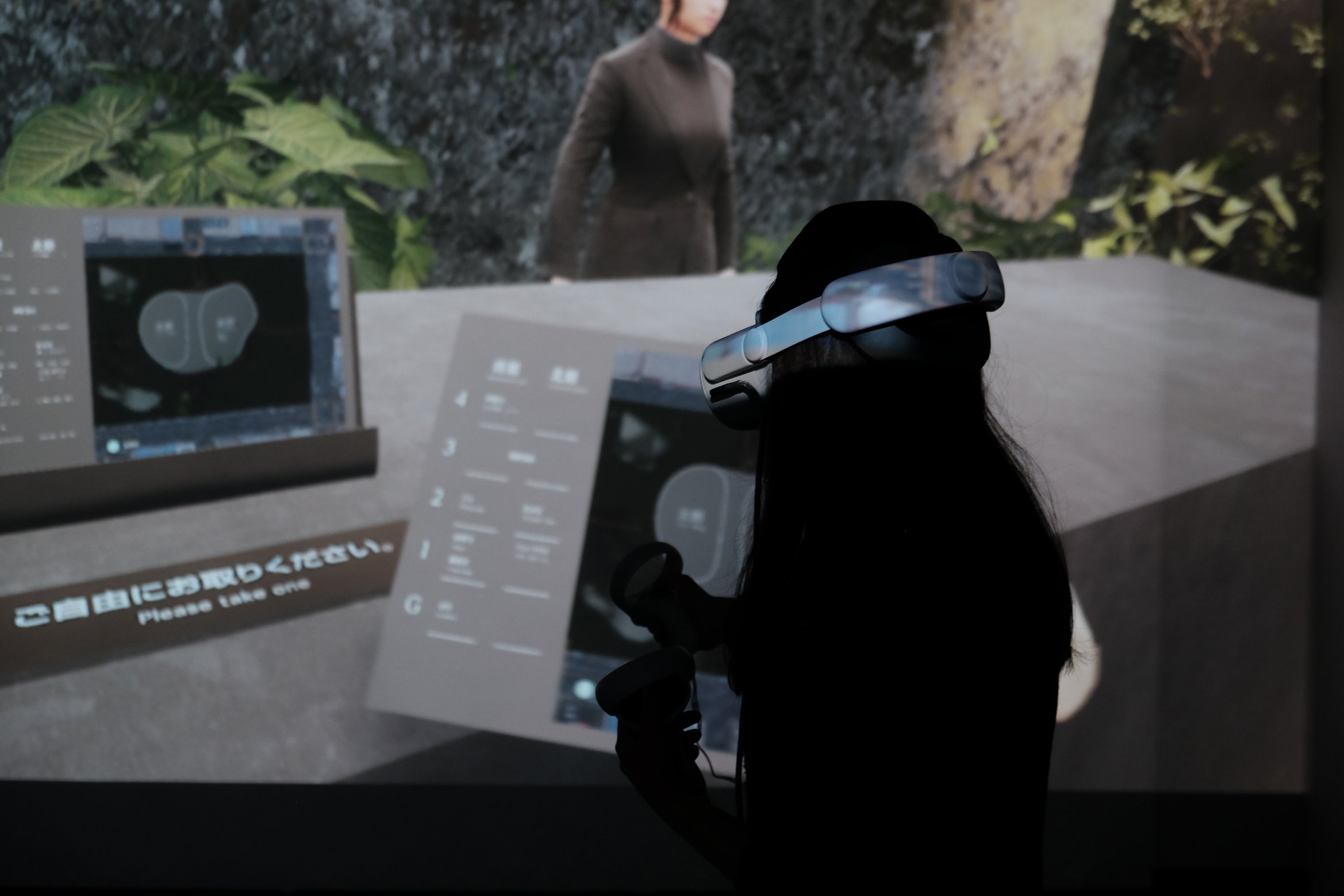 VRで操作している所の写真。遠くから。