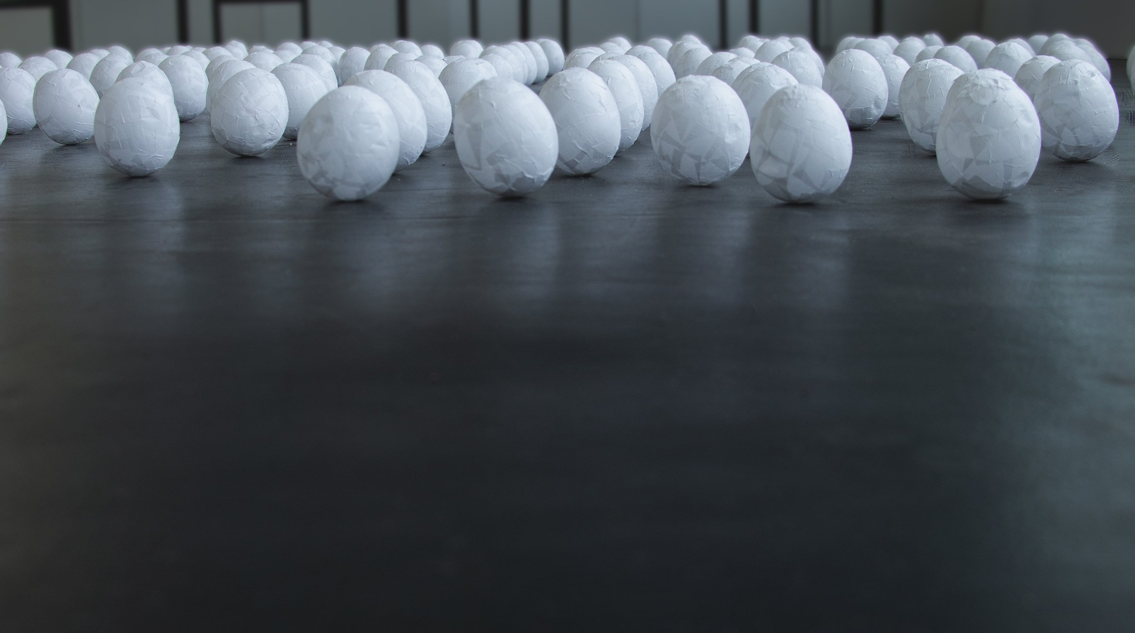 遠くに卵が揺らいでいる