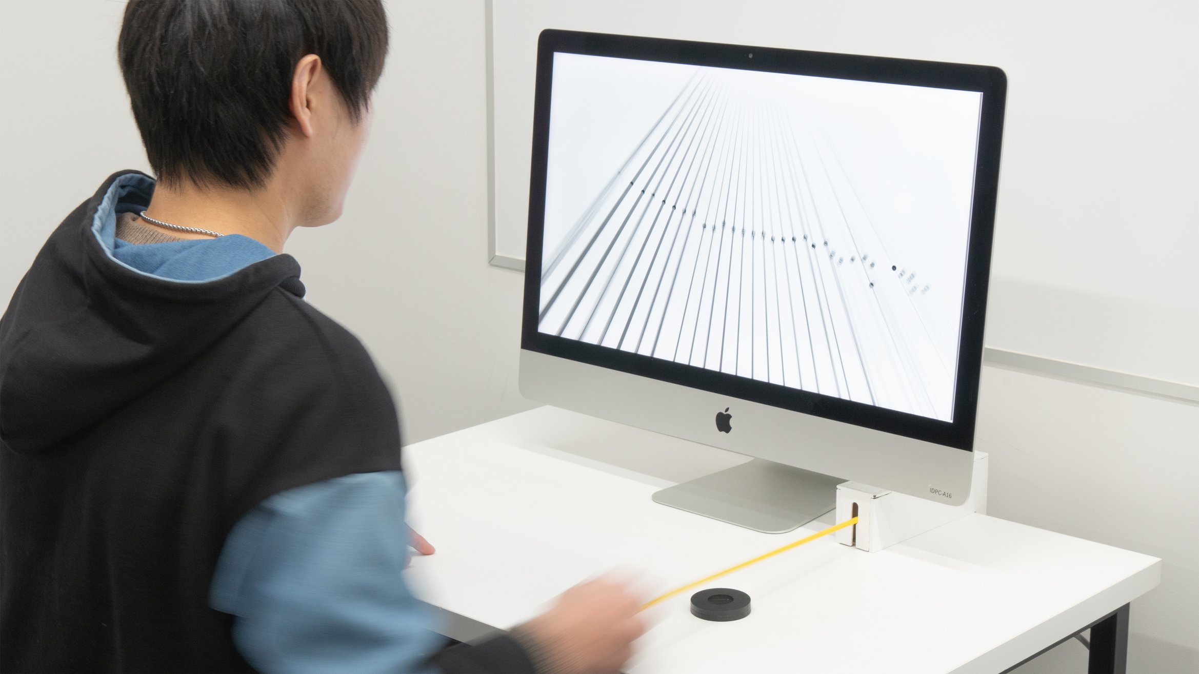 引っ張ることで音楽が流れる体験作品。引っ張る度合いによって速さが変わる。