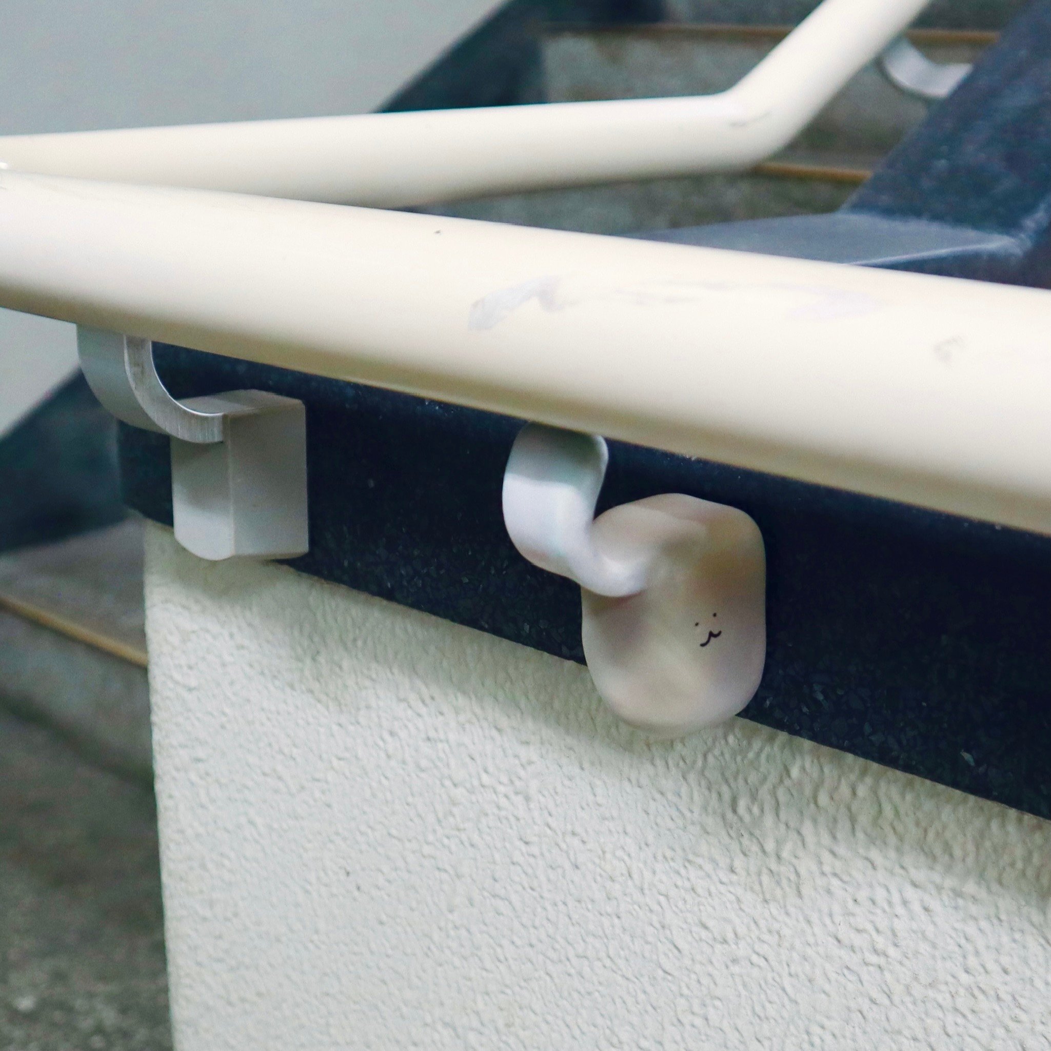 手すりの支えに擬態するうにゃもにゃ