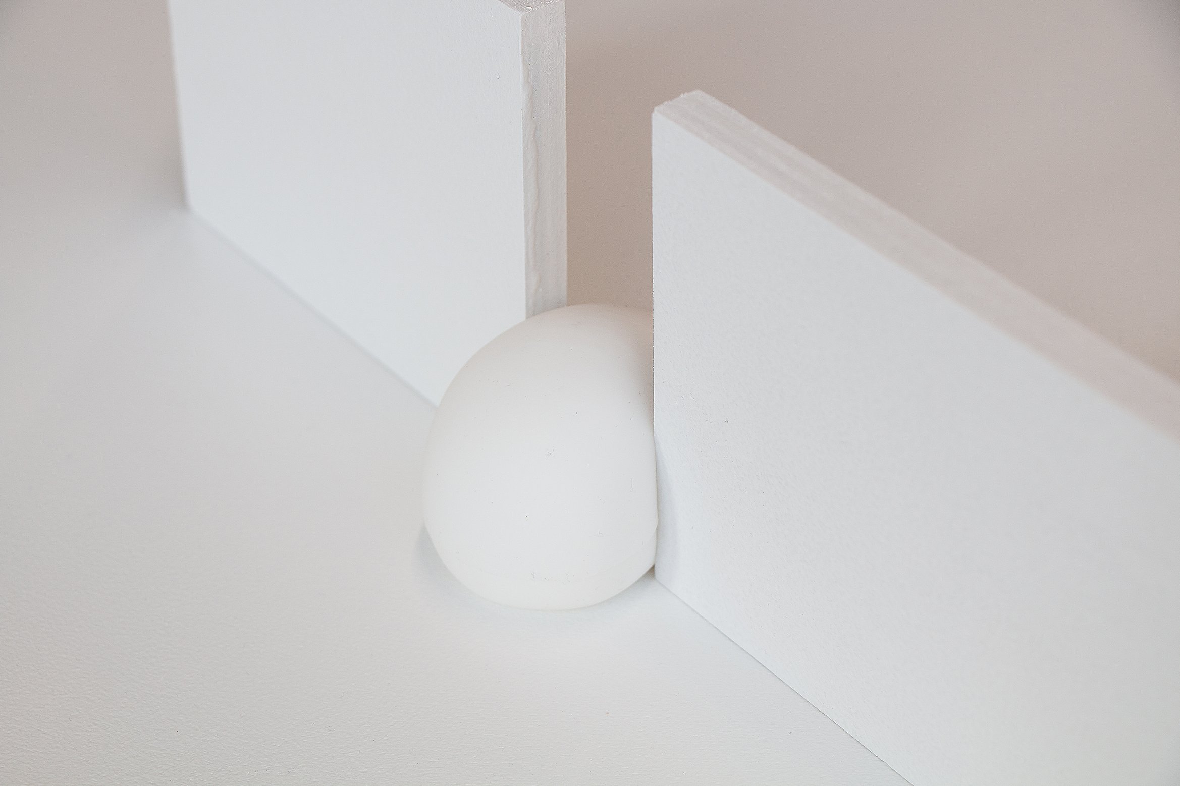 展示風景の写真。柔らかい球体が壁の間を通り抜けている。別アングル