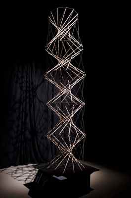 「揺らぐテンセグリティタワーのサムネイル画像」