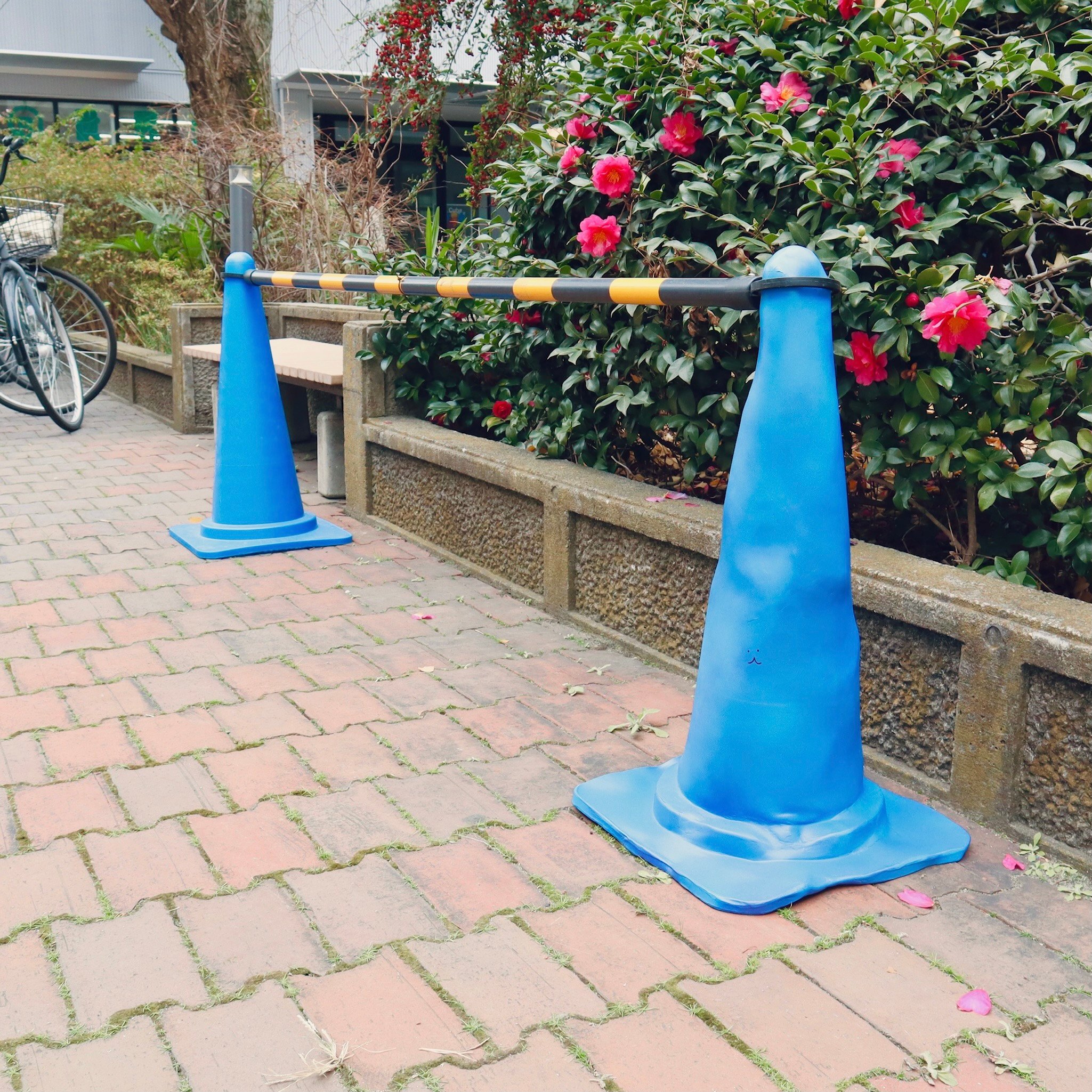 青色のカラーコーンに擬態するうにゃもにゃ