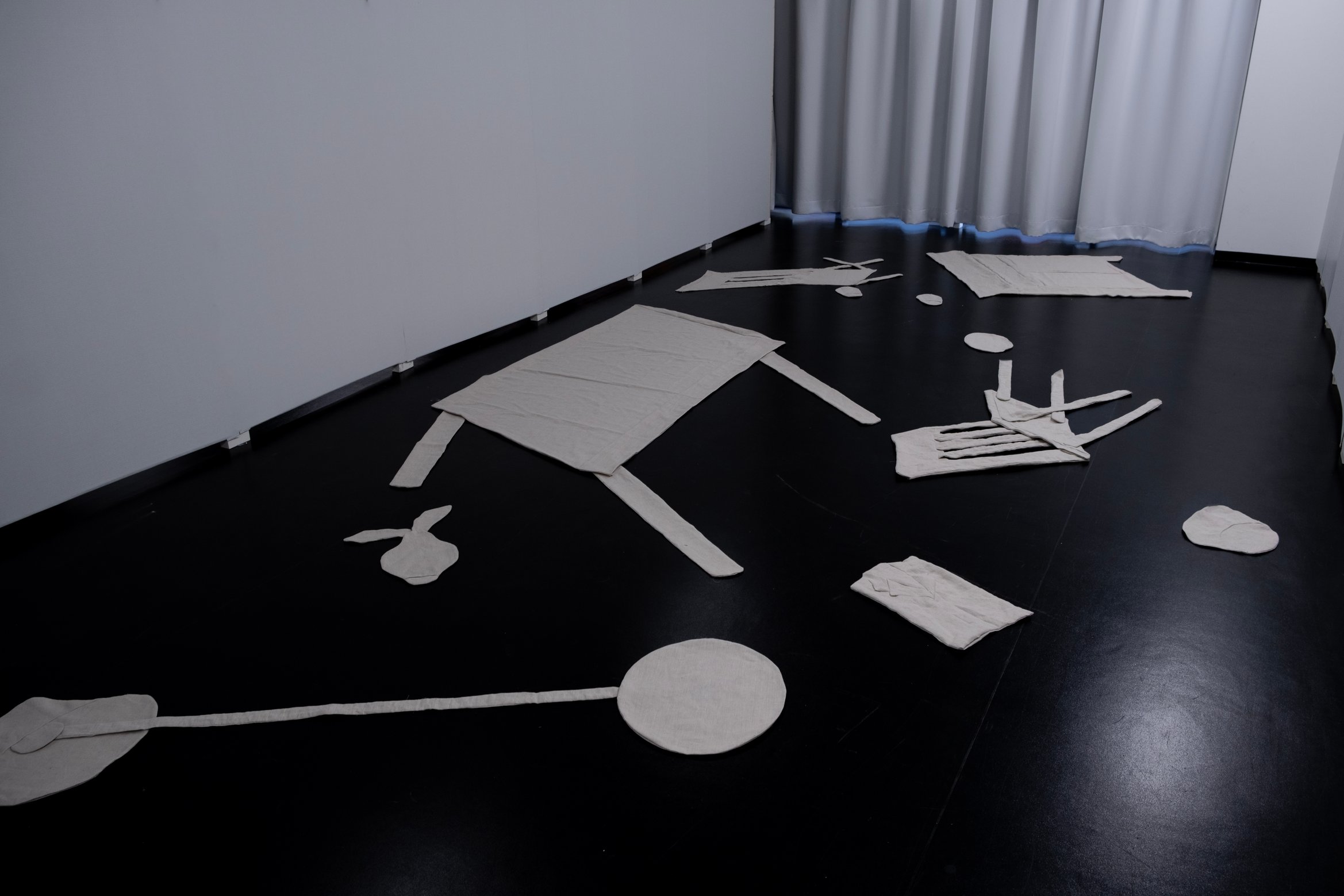 重力に負けてぺちゃんこになった家具たち。風景写真