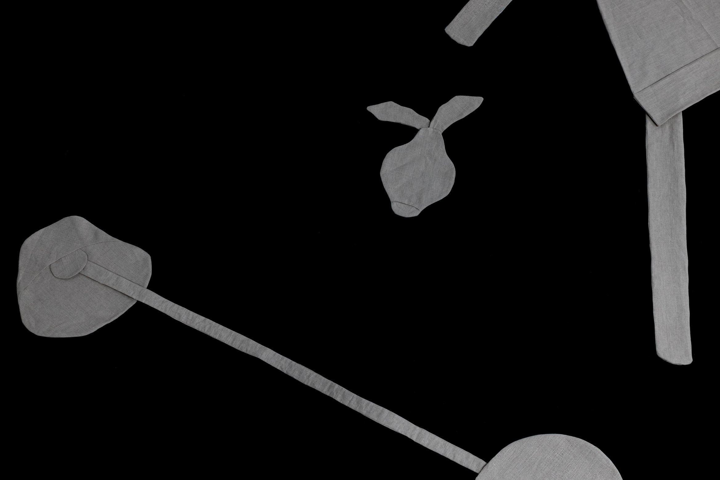 重力に負けてぺちゃんこになった家具たち。