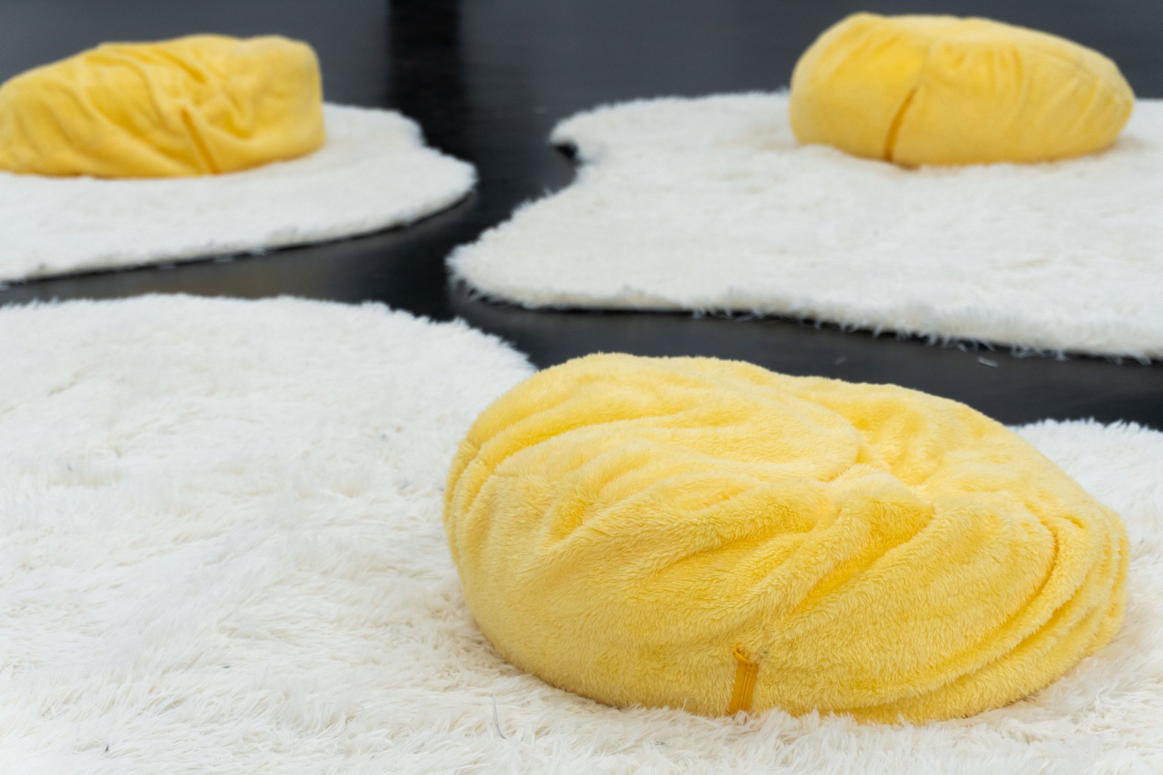 目玉焼きのラグとクッション。接近した写真。