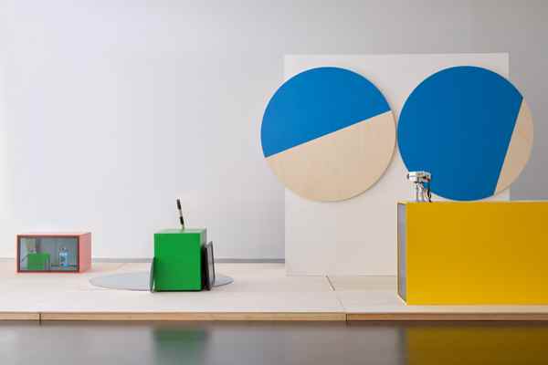 「部屋の片隅で円盤は回るのサムネイル画像」