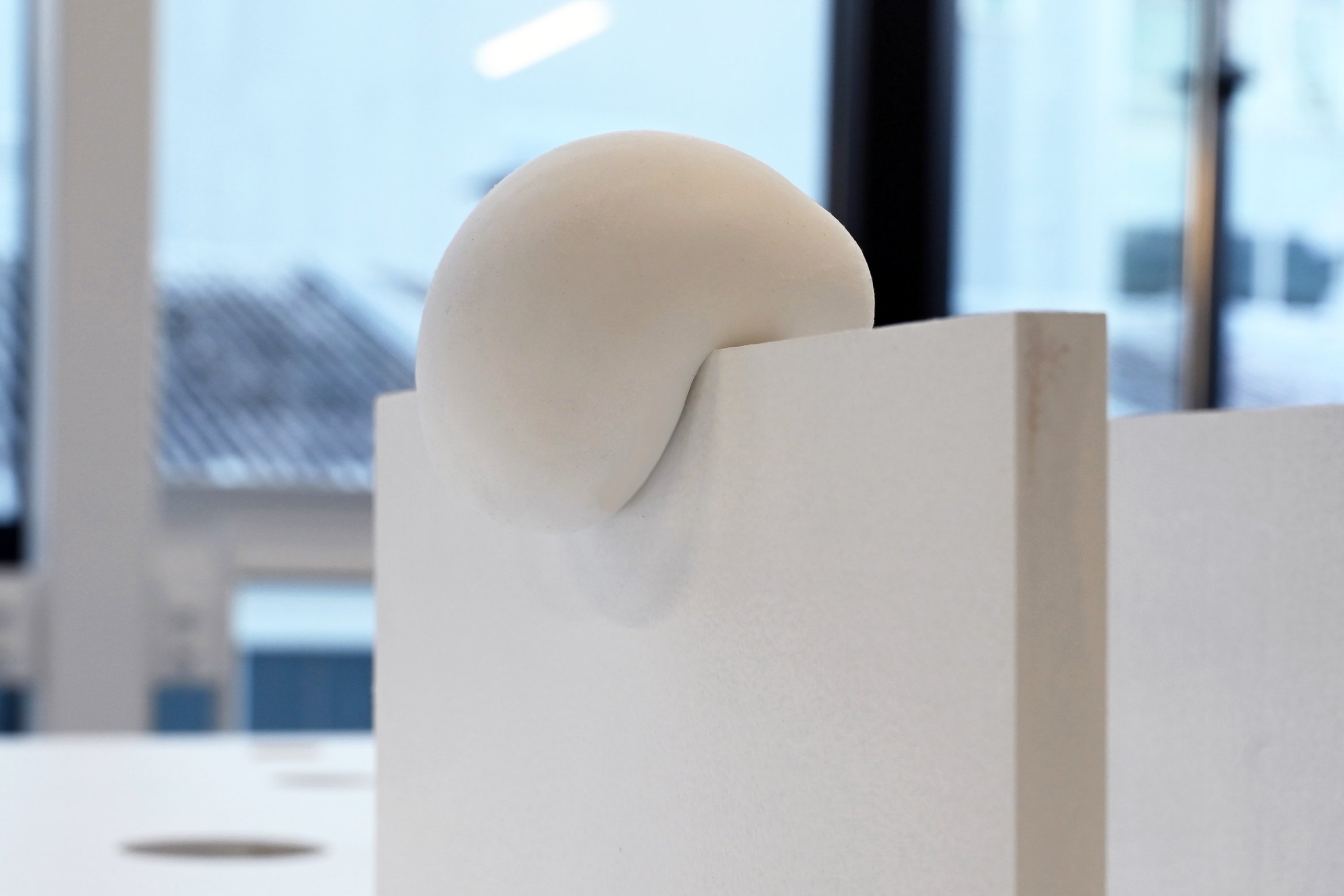 展示風景の写真。柔らかい球体が壁を登っている