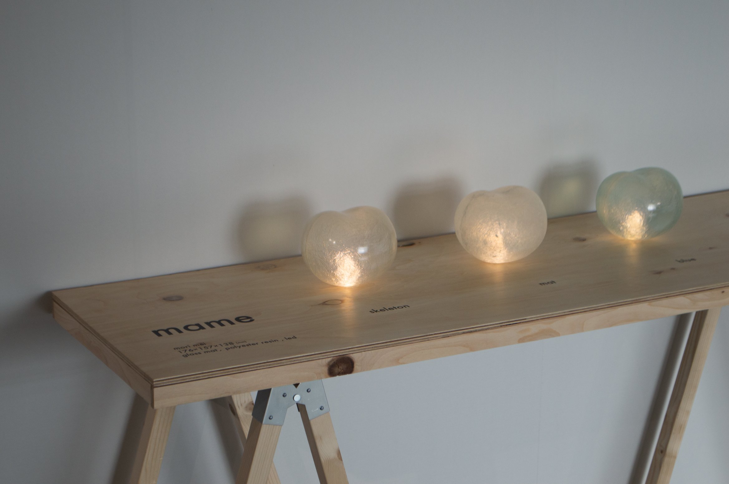 mameが展示台の上に置かれている写真。