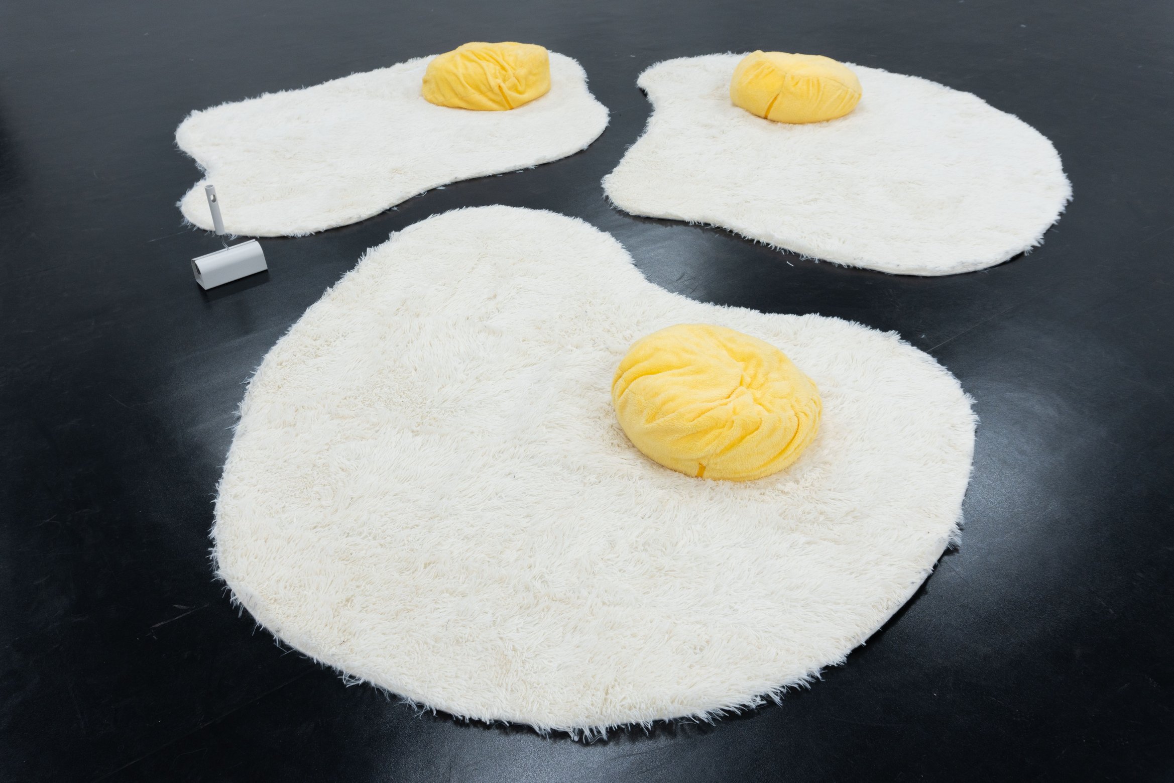 目玉焼きのラグとクッション。展示空間全体の写真