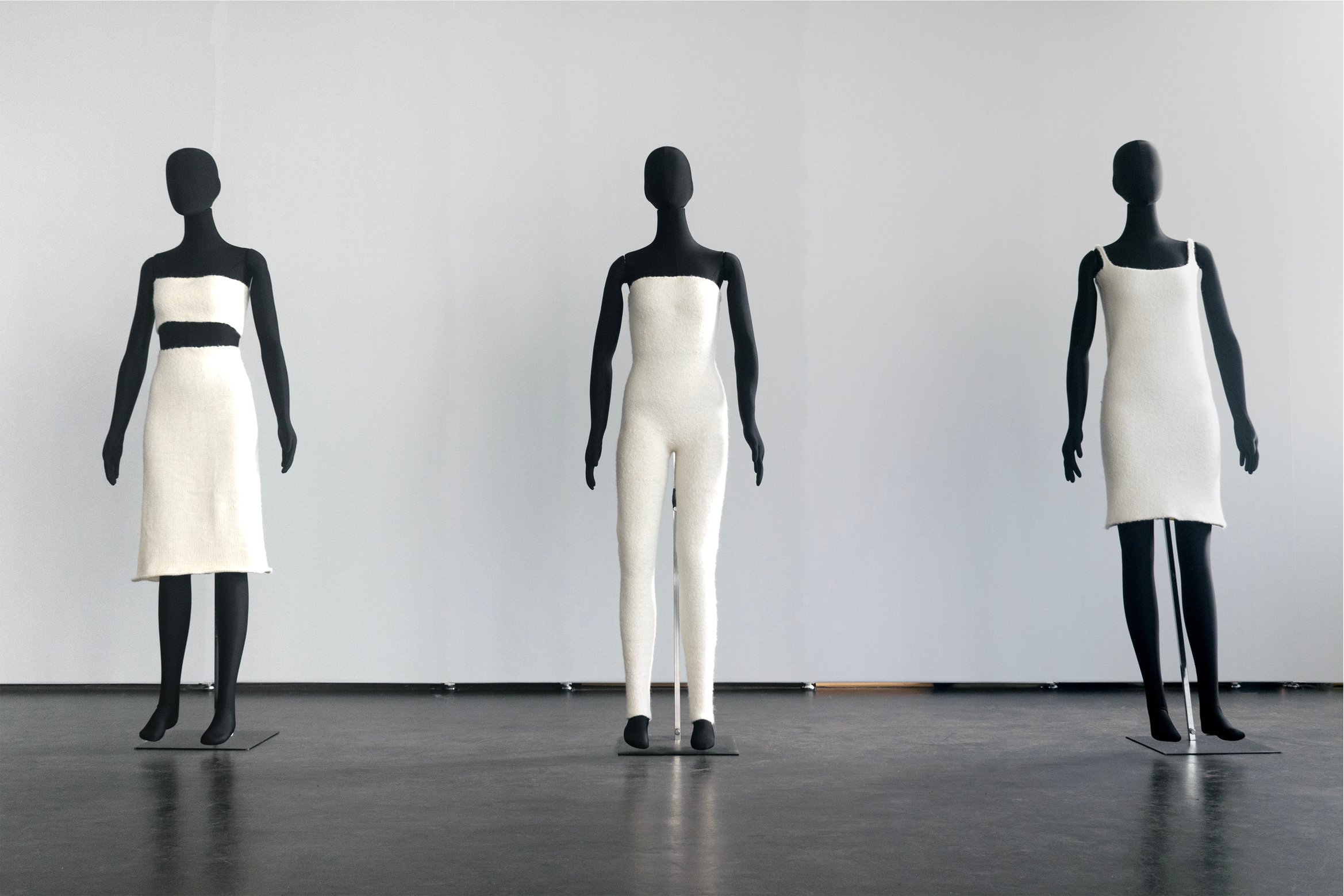 作品全体の写真。全ての服がマネキンに着せられている。