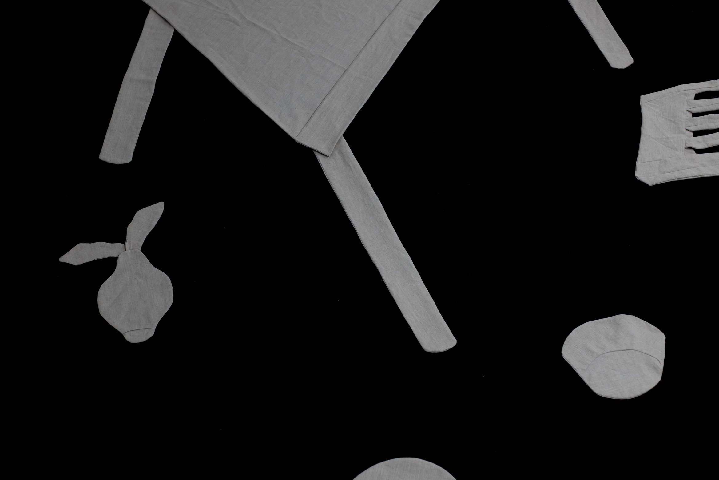 重力に負けてぺちゃんこになった家具たち。観葉植物やテーブルが潰れている。