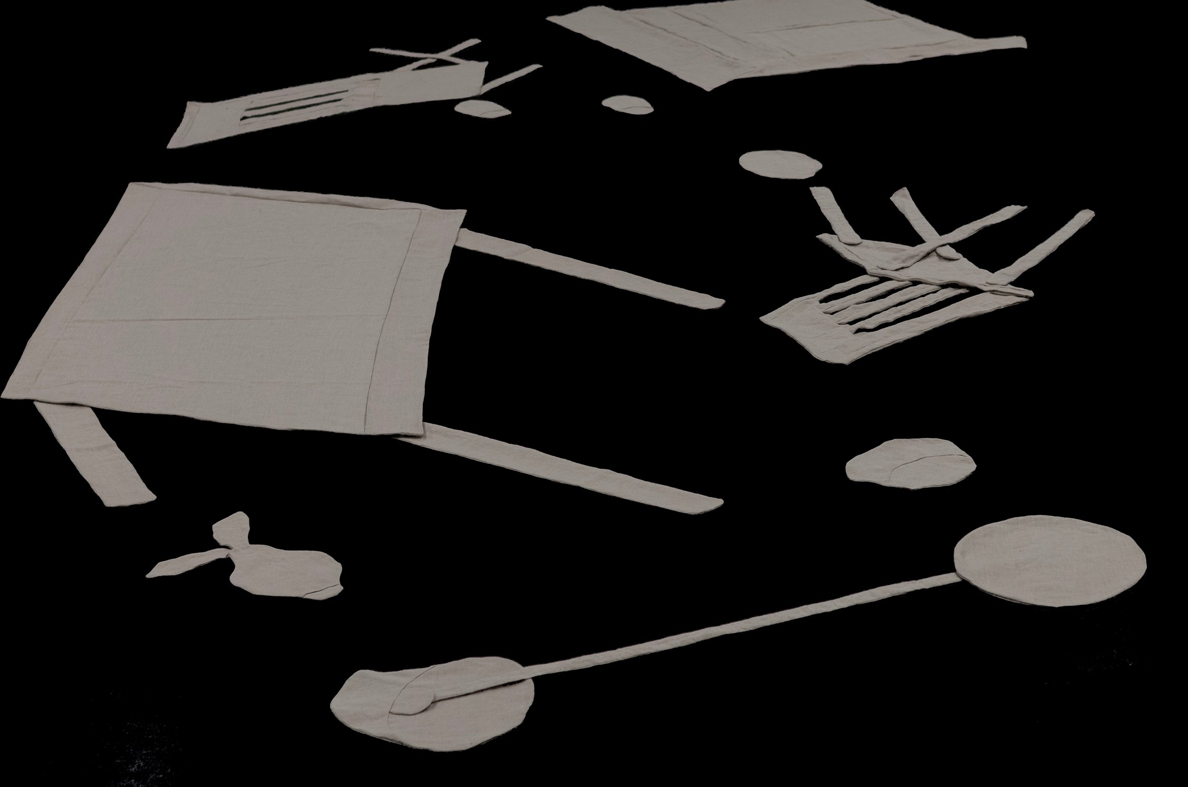 重力に負けてぺちゃんこになった家具たち。全体写真