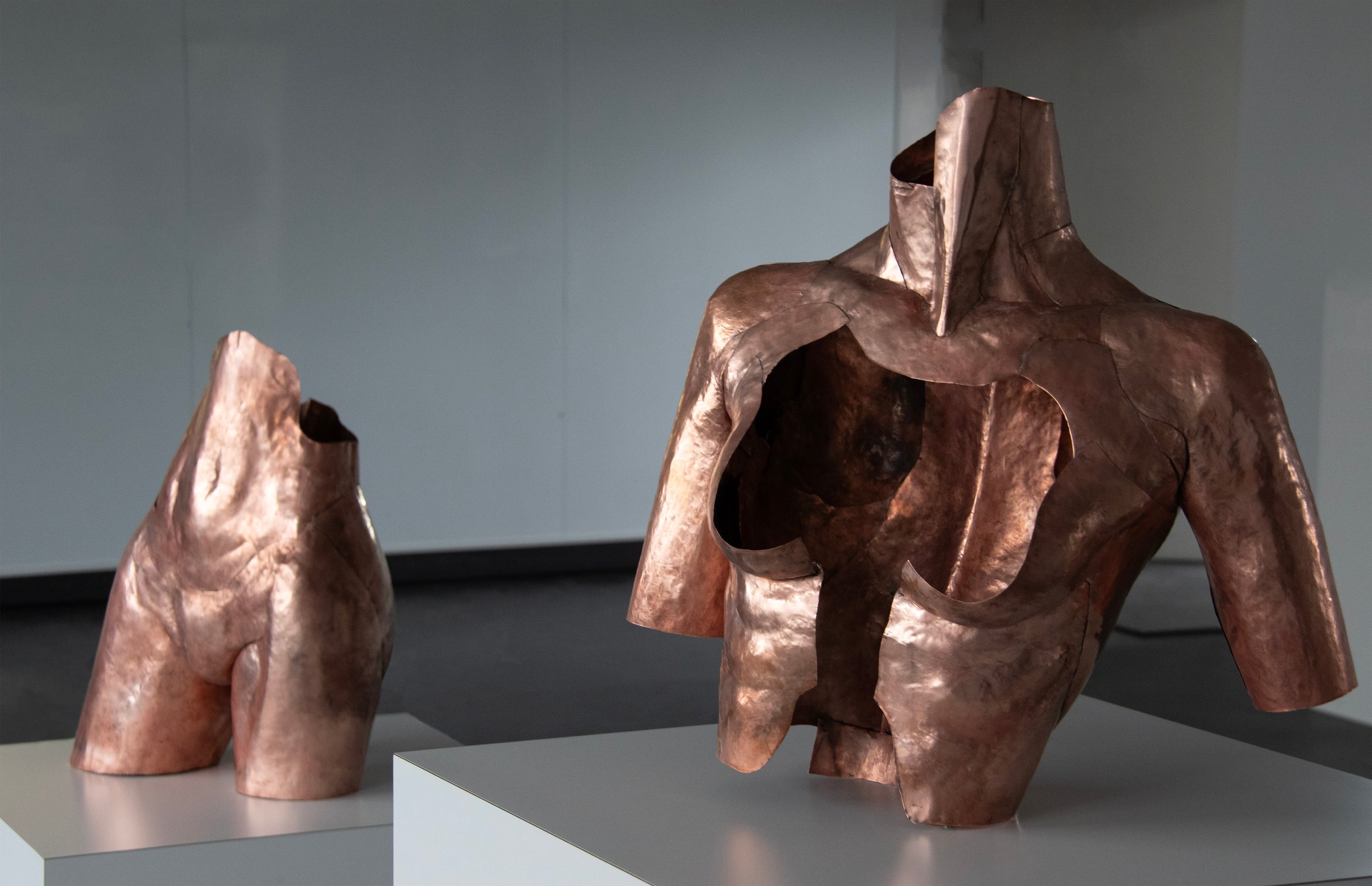 下半身と胸の二つの彫刻