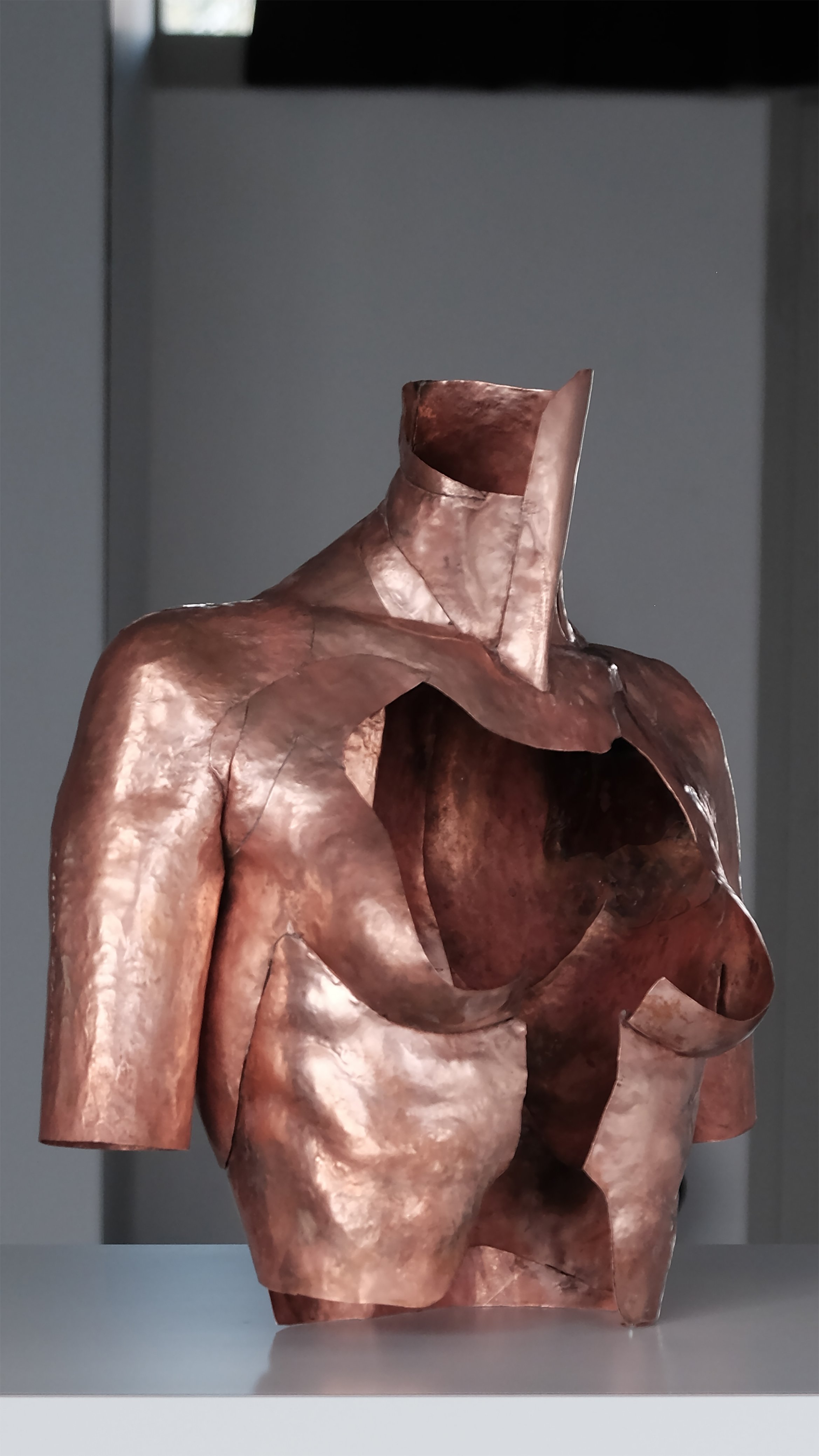 胸の形に彫刻された銅板