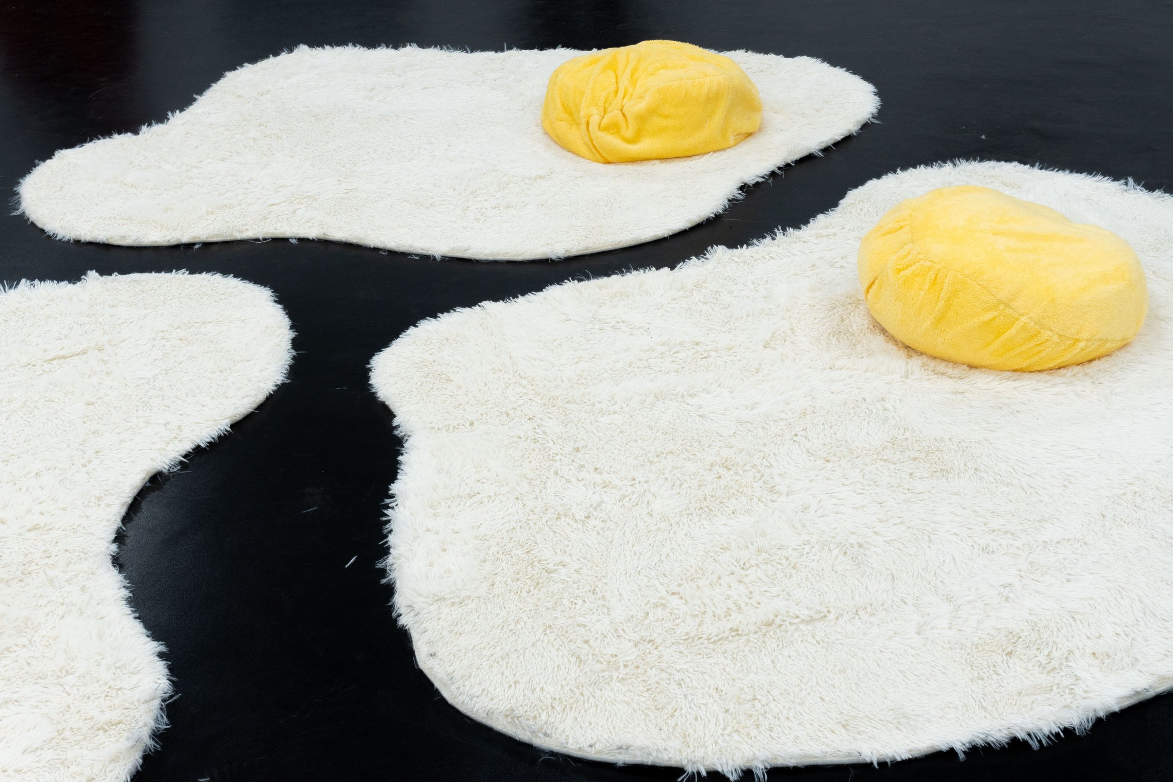 目玉焼きのラグとクッション。接近した写真。