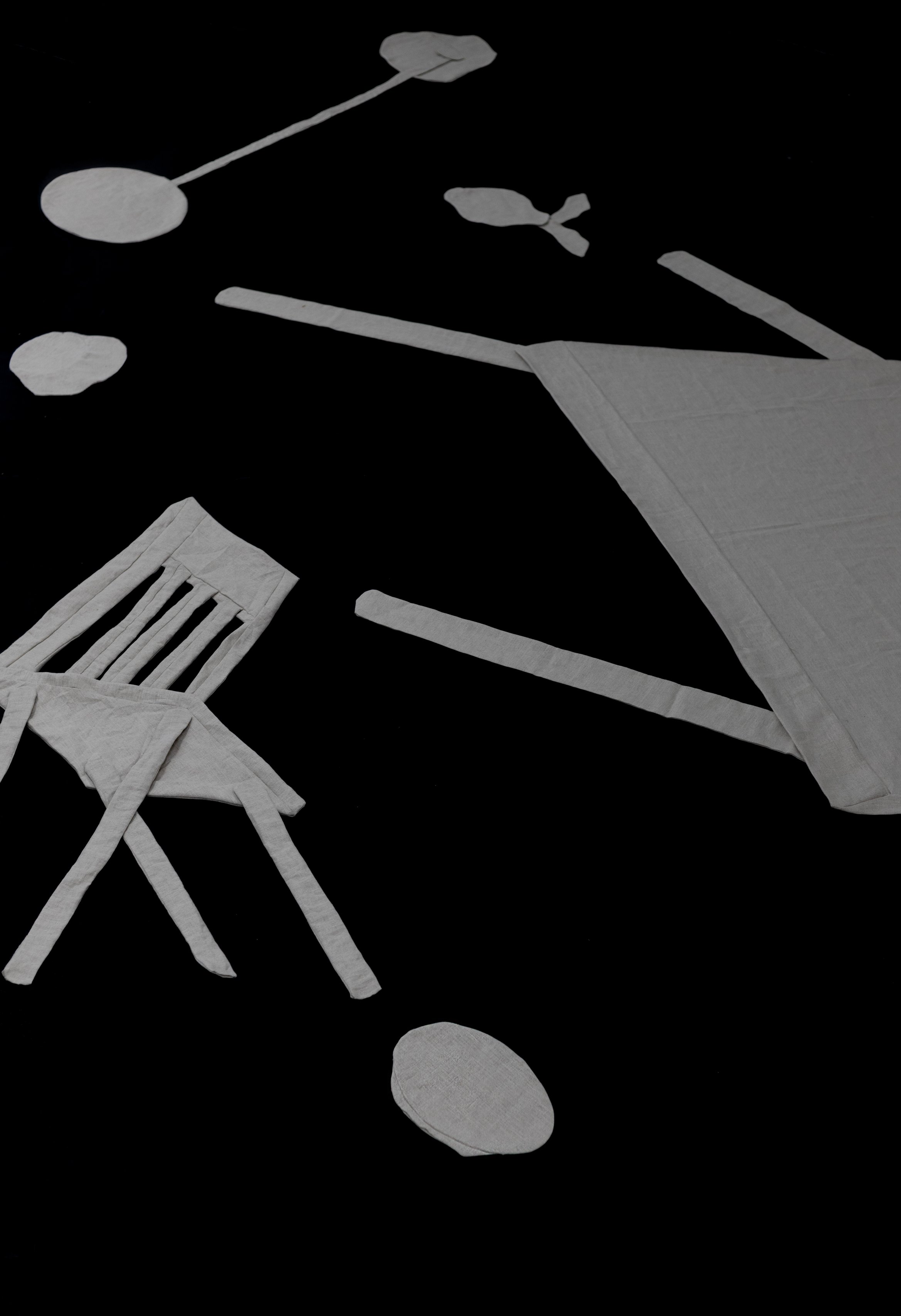 重力に負けてぺちゃんこになった家具たち。椅子が近くで潰れている。