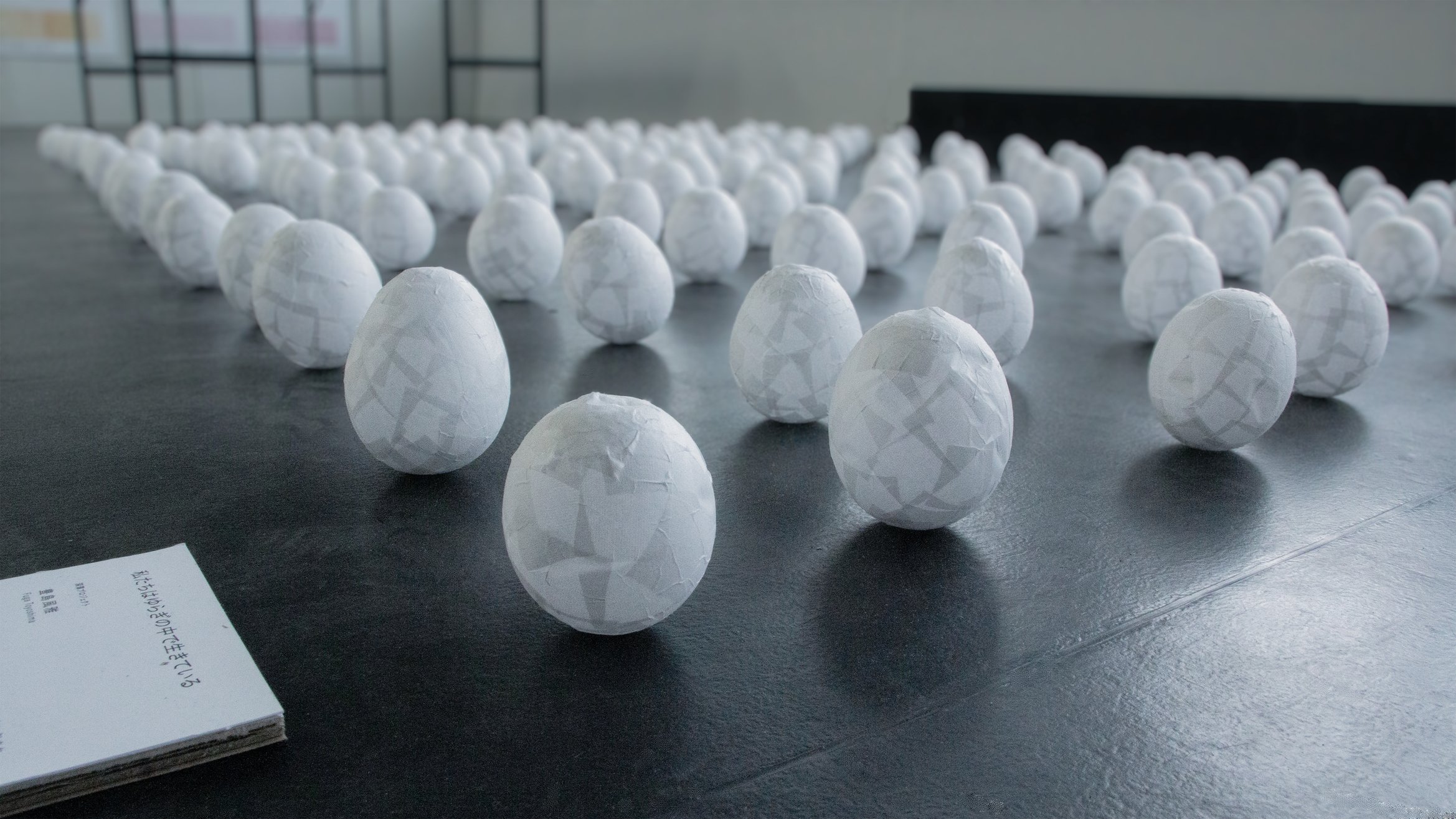 卵が揺らいでいる。斜めから見た写真。