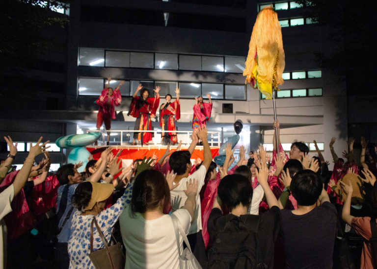 デザインとアート、身体表現が響き合った上野毛キャンパス初の夏祭り『夏宵祭』、開催レポート！